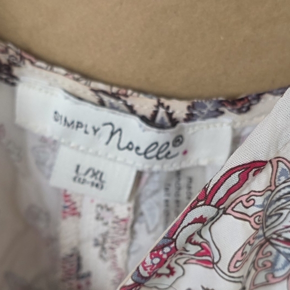 Simply Noelle White Tank Top with Lave Trim And Lace Front Strip Floral Print - Picture 4 of 4